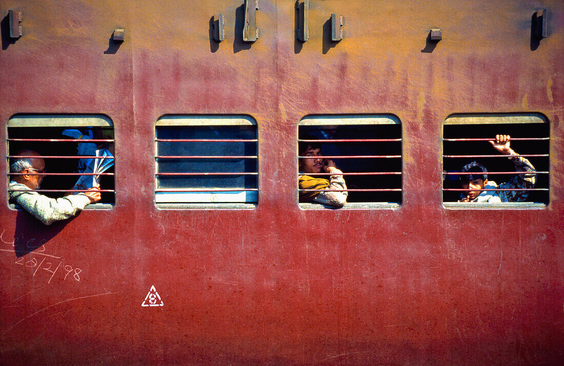 Passagiere im Zug durch Fenster gesehen