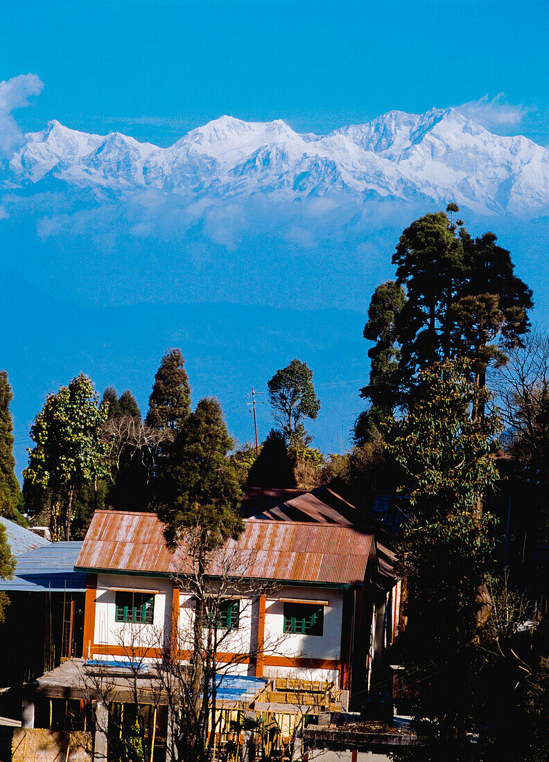 Haus mit Himalaya im Hintergrund
