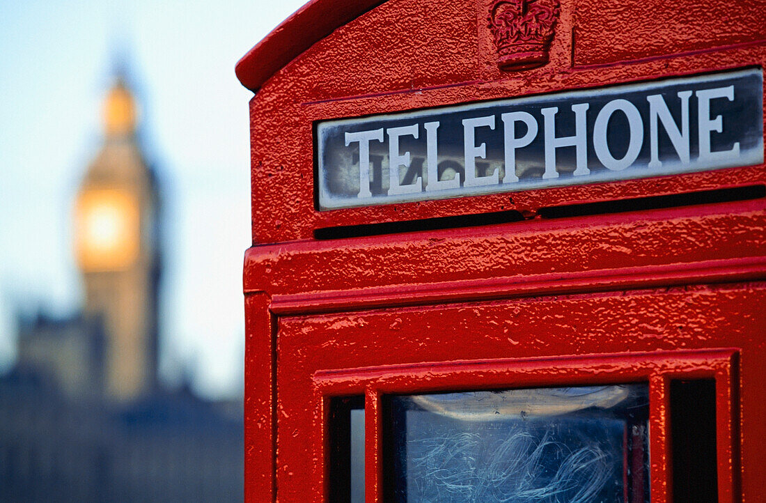 Telefonzelle und defokussierter Big Ben