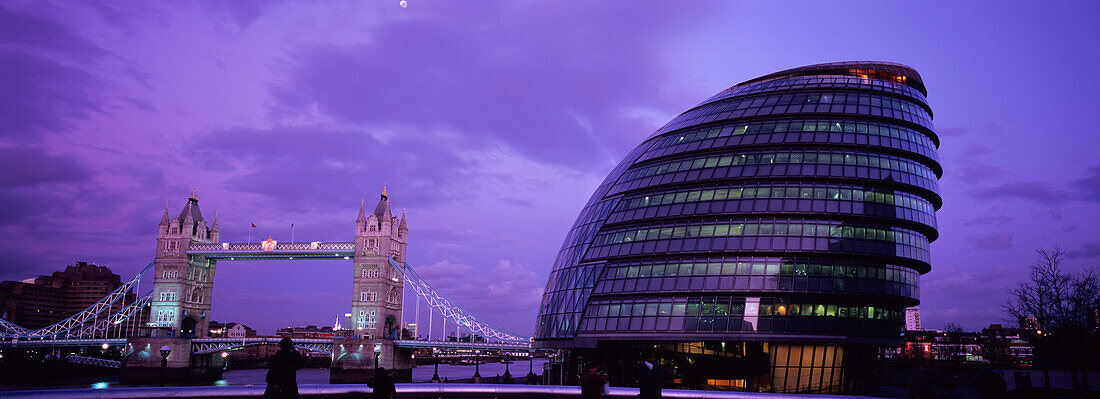Der Hauptsitz der Gla (Greater London Authority) mit der Tower Bridge im Hintergrund, die Southbank.
