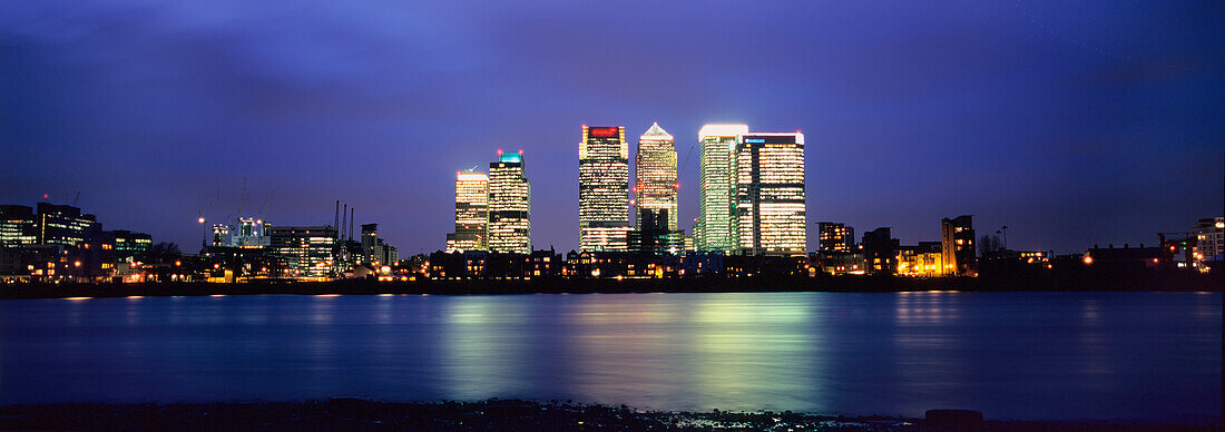 Wolkenkratzer in der Canary Wharf Siedlung, von North Greenwich aus gesehen.