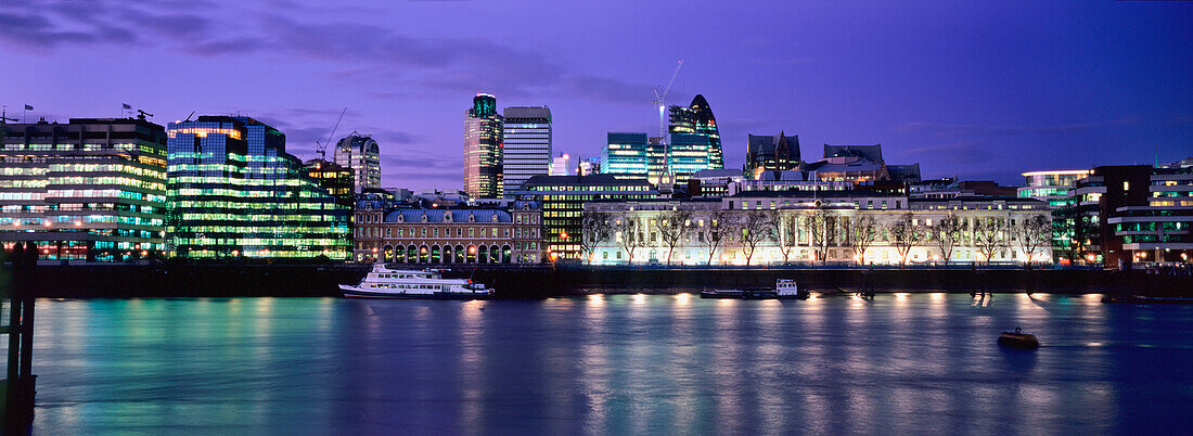 Die Stadt London, in der Abenddämmerung vom Südufer der Themse aus gesehen.
