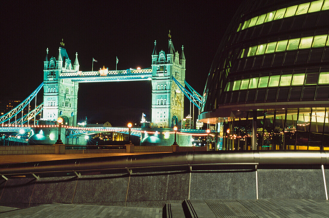 Gla-Gebäude und Tower Bridge bei Nacht