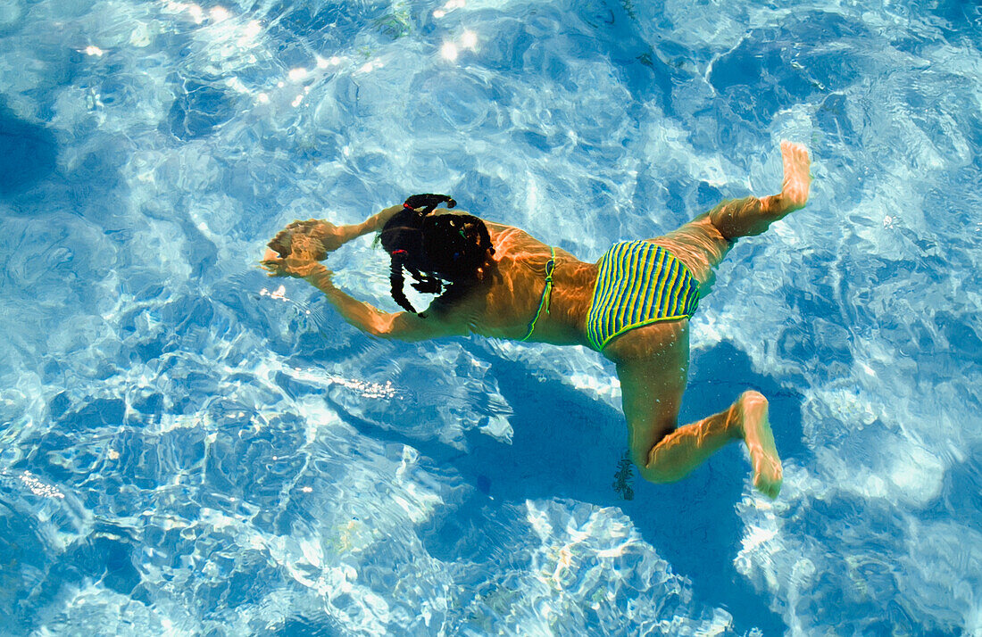 Mädchen schwimmt im Pool