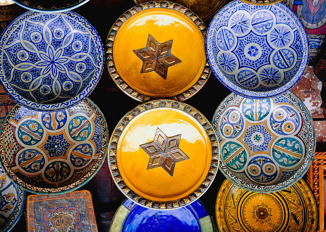 Traditionelle marokkanische Teller auf dem Markt
