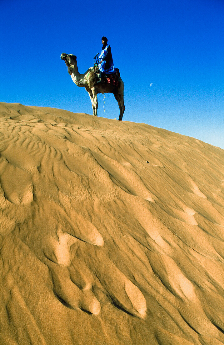 Berber auf Kamel in den Tinfou-Dünen