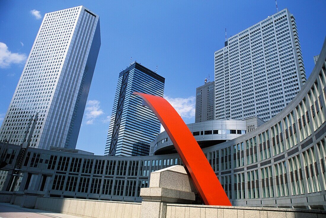 Bürogebäude und rote Skulptur auf einem Platz