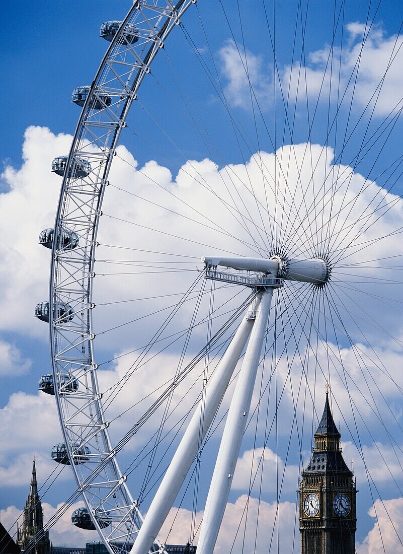 Blick durch das London Eye Millennium Wheel in Richtung Big Ben