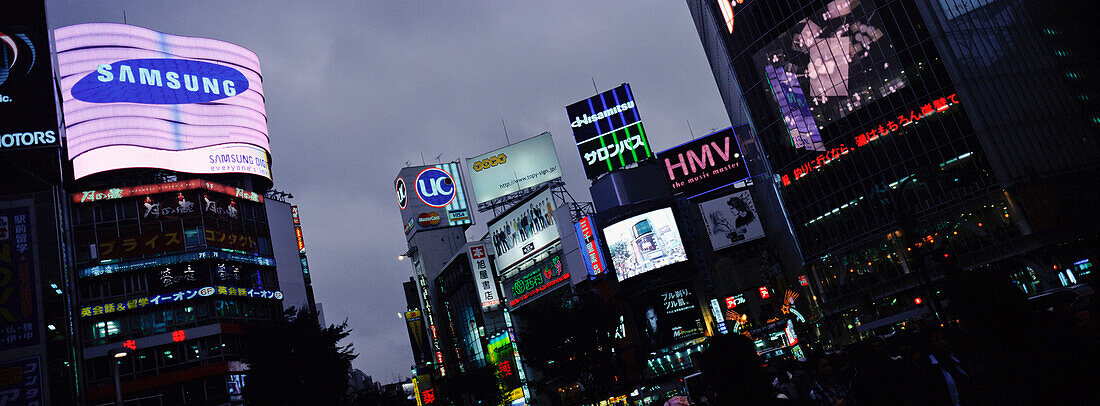 Wolkenkratzer mit Neonreklame in Shibuya