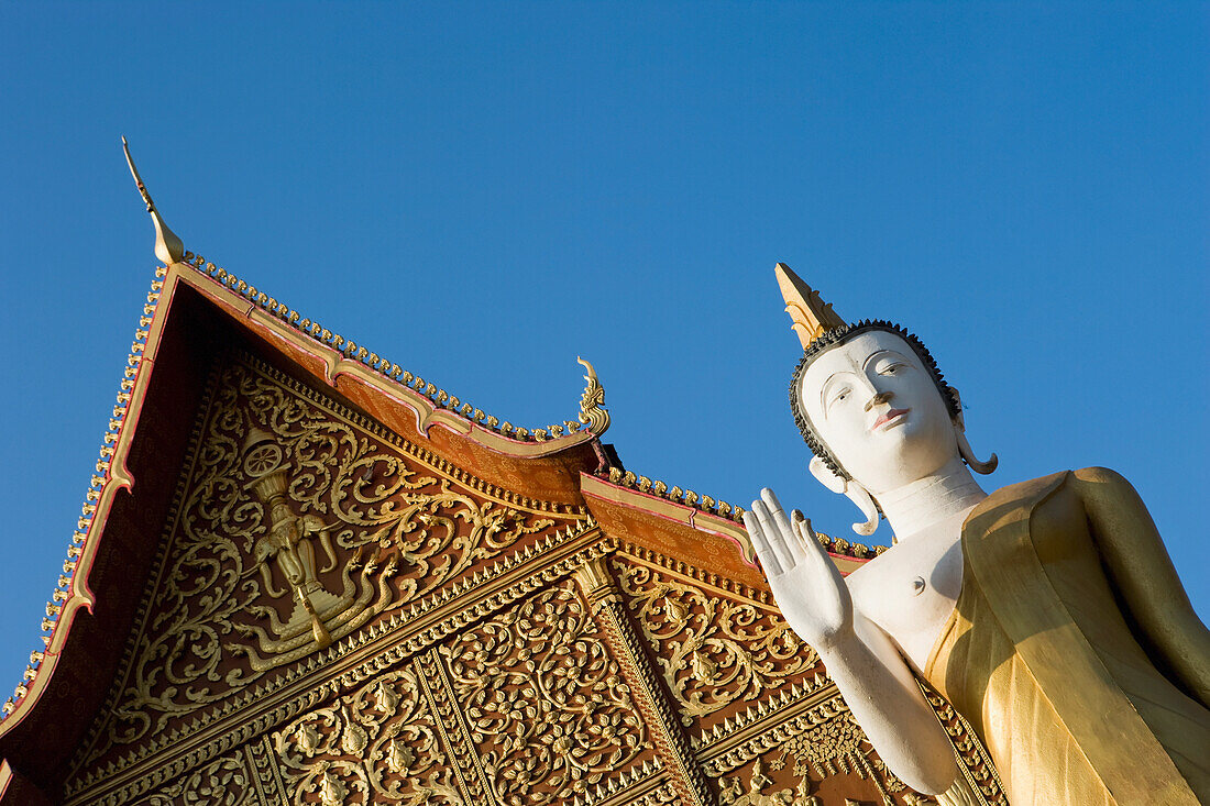 Buddha-Statue im Wat That Luang Tai.