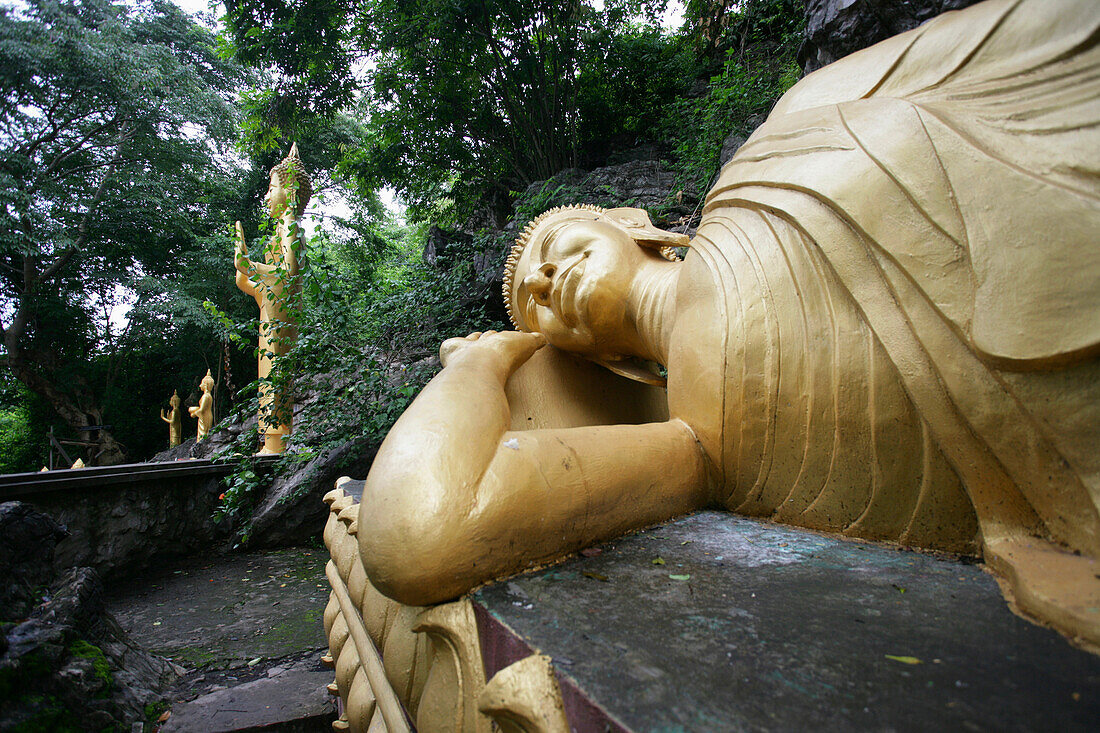 Großer goldener liegender Buddha auf dem Phu Si Hügel
