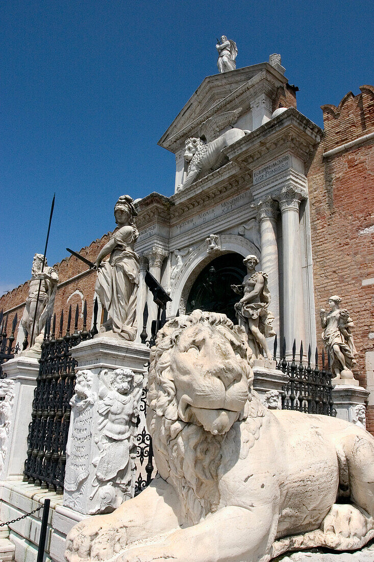 Statuen vor dem Arsenale