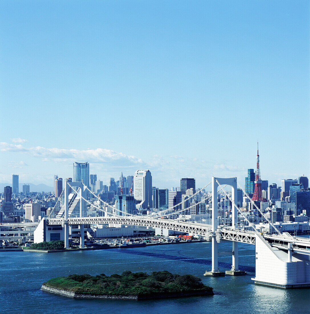Die Bucht von Tokio, die Regenbogenbrücke und das Zentrum von Tokio von der Insel Odaiba aus gesehen, hoher Blickwinkel