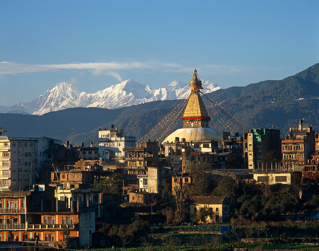 Bodhnath Stupa und Katmandu Stadtbild vor dem Himalaya