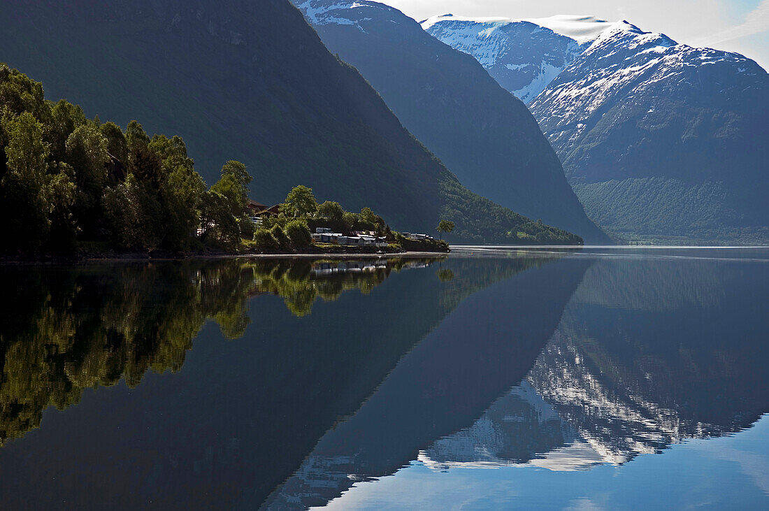 Berge spiegeln sich im Wasser des Lovatn Lake