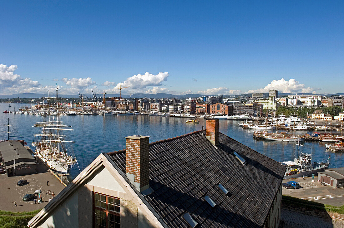 Blick über das Dach des Hauses in Richtung des Hafens