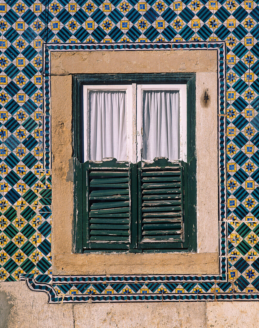 Fenster und bemalte keramische Kacheln, Nahaufnahme