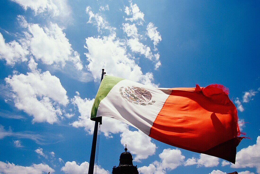 Mexikanische Flagge und Spitze des Gebäudes, Nahaufnahme