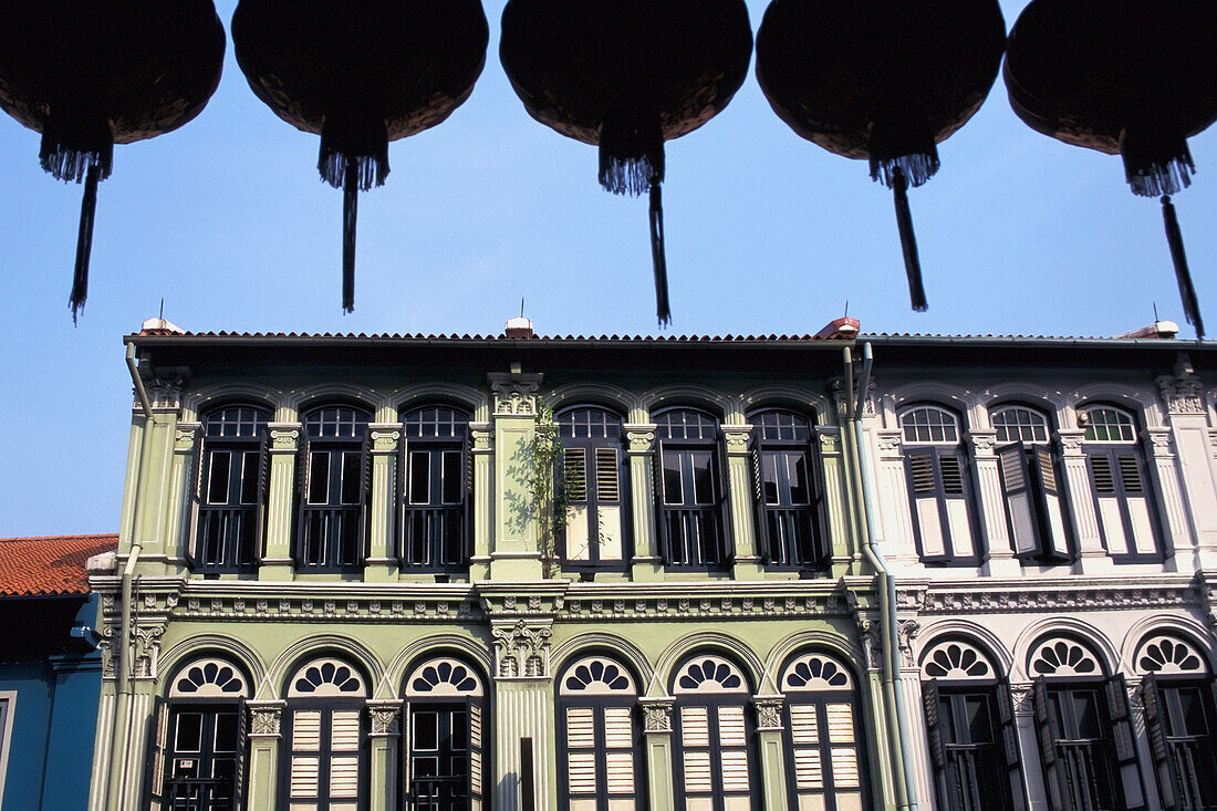 Häuser in Chinatown mit hängenden Laternen