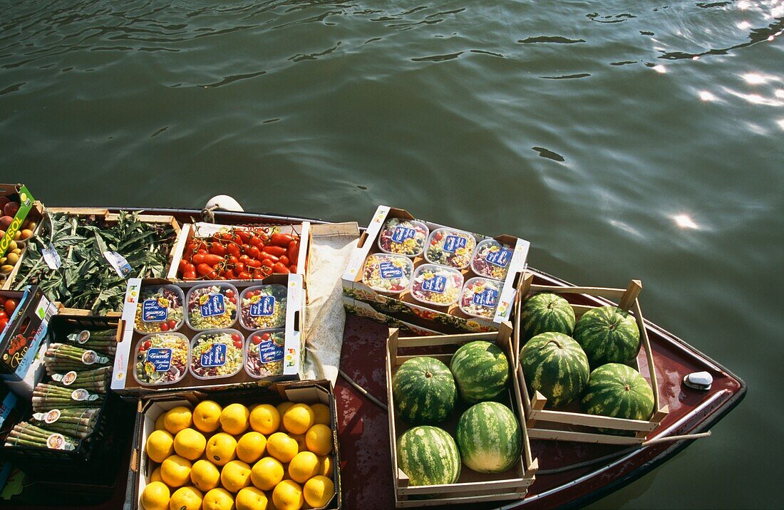 Obst und Gemüse auf einem Lastkahn am Lebensmittelmarkt von Rialto auf dem Canal Grande