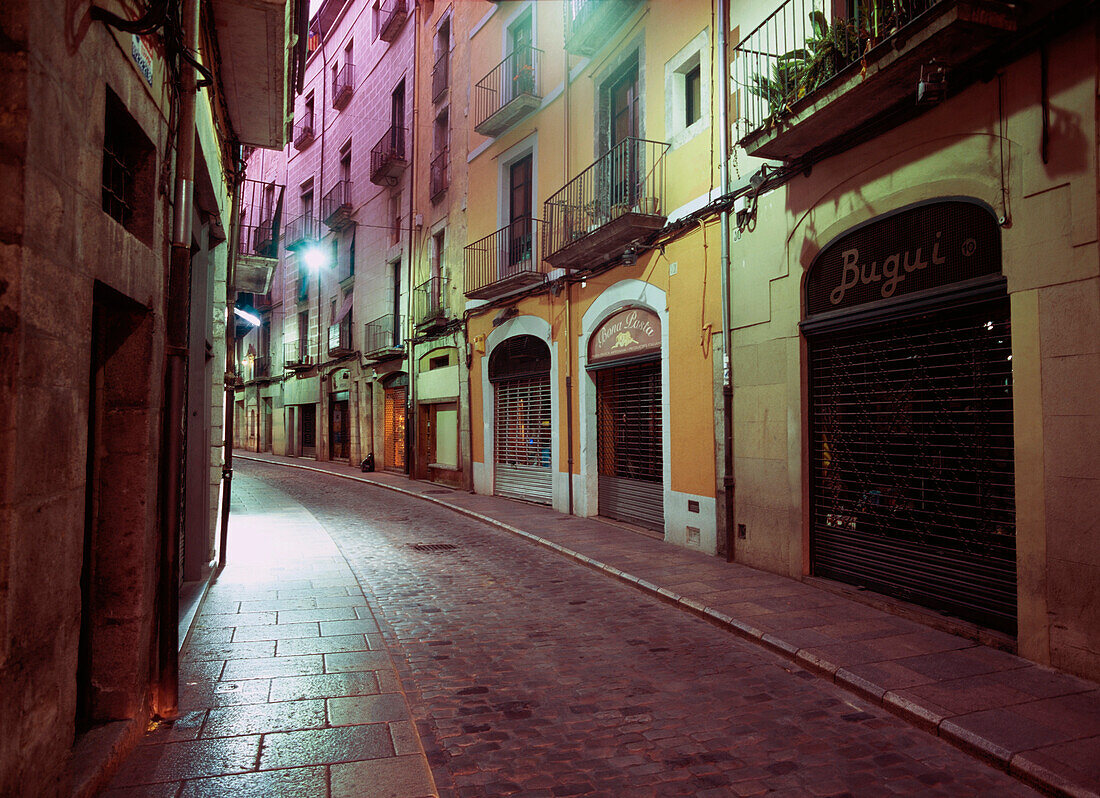 Enge Straße in Girona bei Nacht