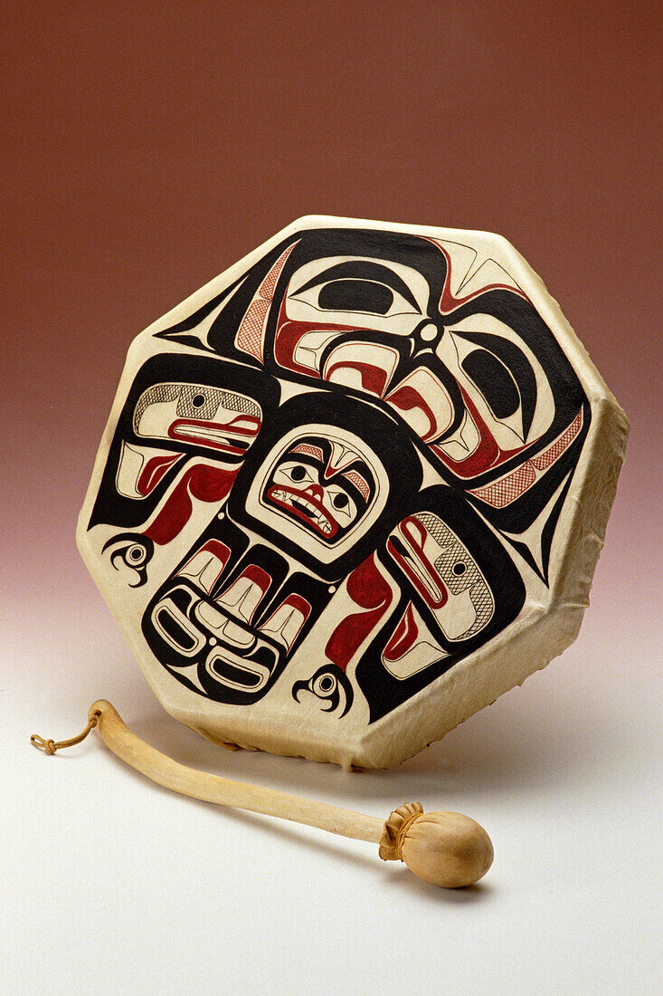 Zeremonielle Tlingit-Hauttrommel im Südosten Alaskas