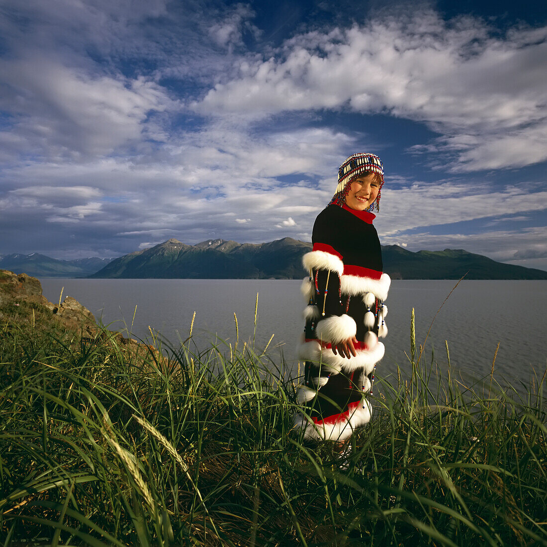 Junges einheimisches Alutiq-Mädchen in traditioneller Kleidung posiert im Sommer am Turnagain Arm in Süd-Zentral-Alaska