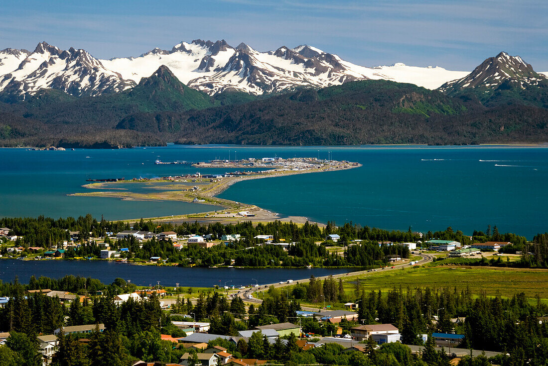 Aussicht auf die Stadt Homer, die Nehrung von Homer, die Kachemak Bay und die Kenai-Berge im Sommer im südlichen Teil Alaskas