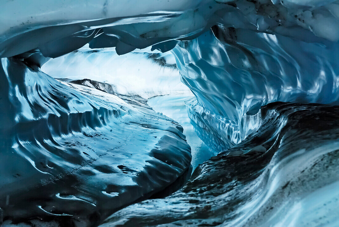 Ein Wasserkanal schneidet einen Tunnel durch das Eis des Matanuska-Gletschers, Süd-Zentral-Alaska