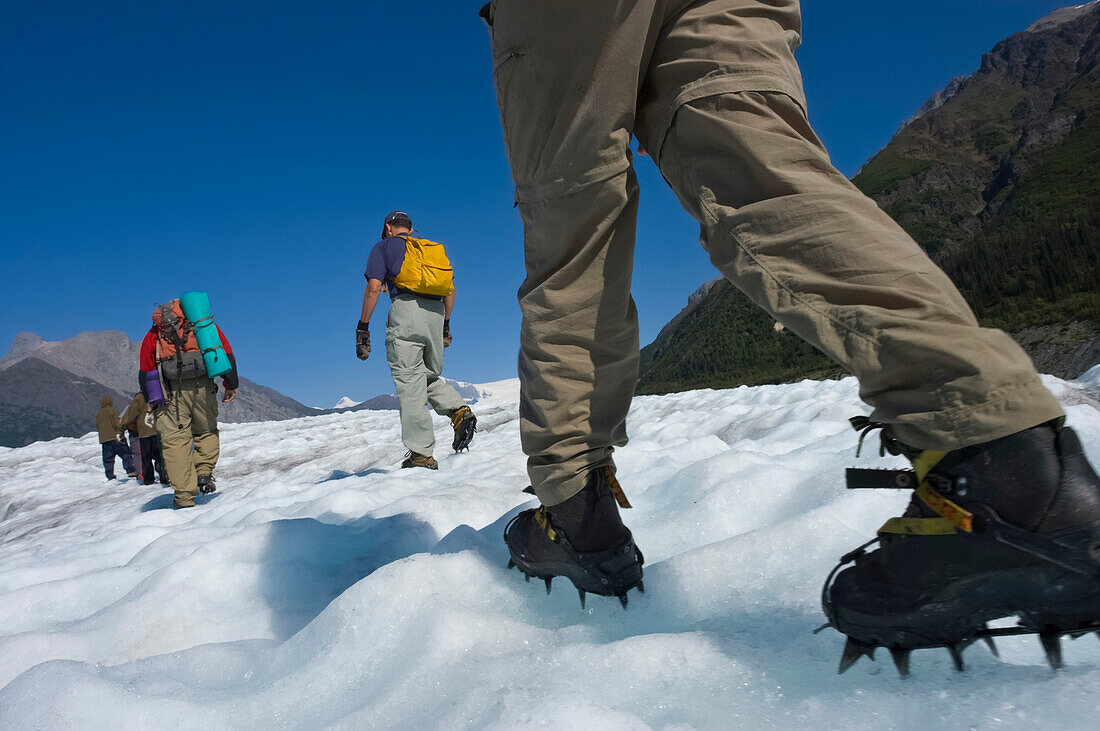 Reisende auf einer Wanderung zum Root Glacier im Wrangell-St Elias National Park, Alaska