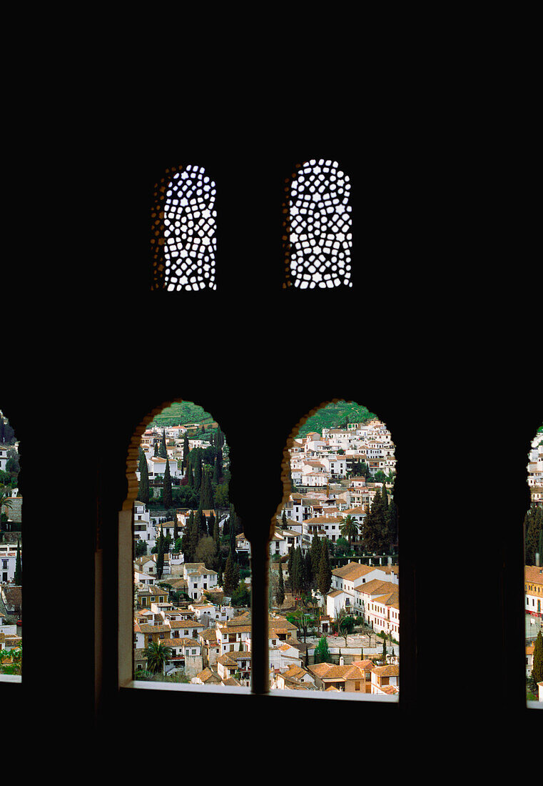 Fenster der Palast-Nazarenen mit Blick auf Granada