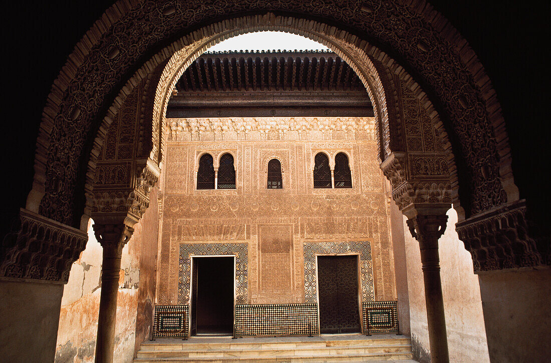 Alhambra durch den Torbogen gesehen