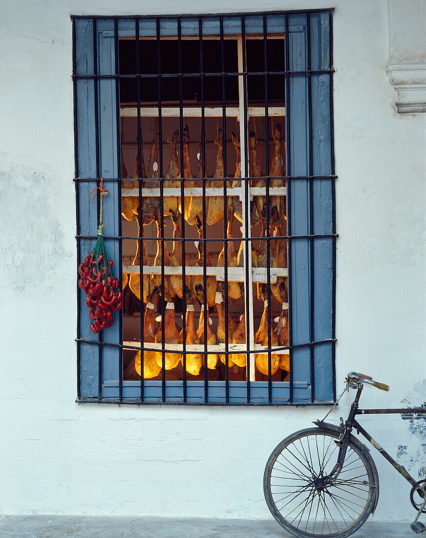 Fahrrad neben dem Schaufenster einer Metzgerei