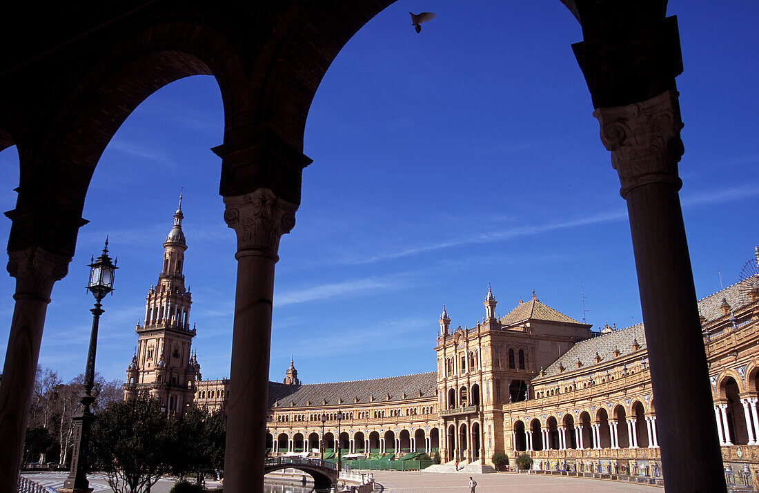 Blick durch die gewölbte Kolonnade am Plaza De Espana