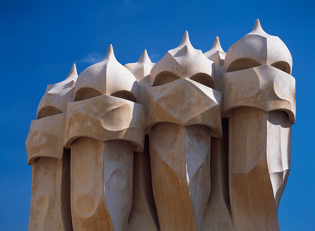 Details von Schornsteinen auf dem Dach von La Pedrera