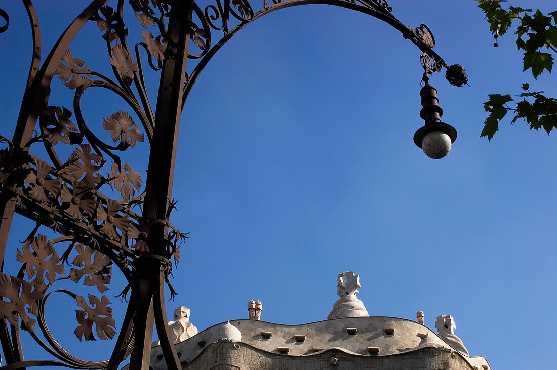 Casa Mila und verschnörkelter Laternenpfahl, niedriger Blickwinkel