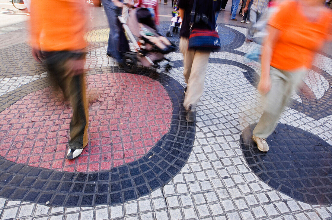 Menschen gehen auf La Rambla, unscharfe Bewegung