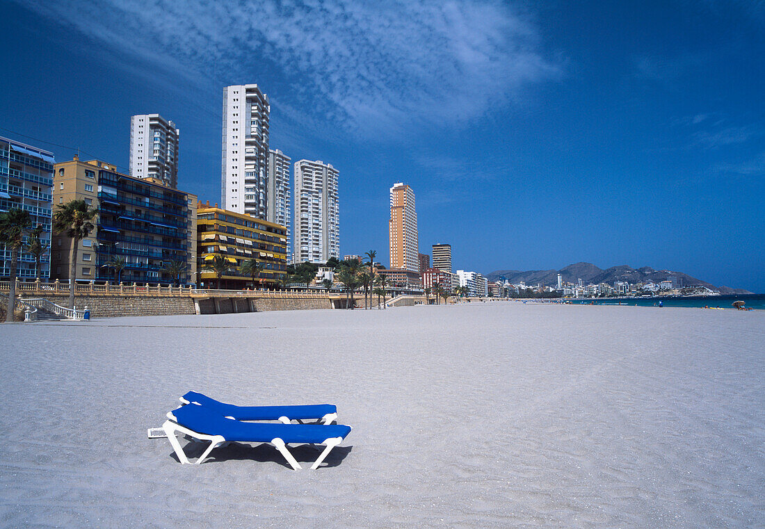 Leere Liegestühle am Strand von Benidorm