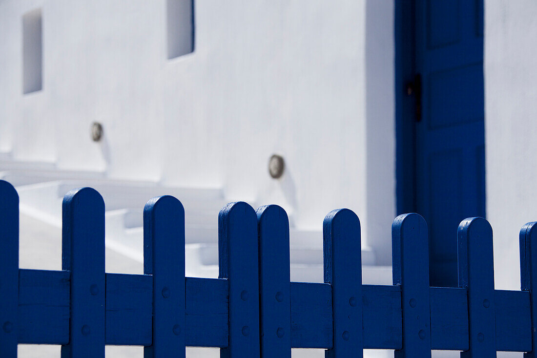 Santorin blau und weiß Zaun und Treppe; Imerovigli Kykladen Griechenland
