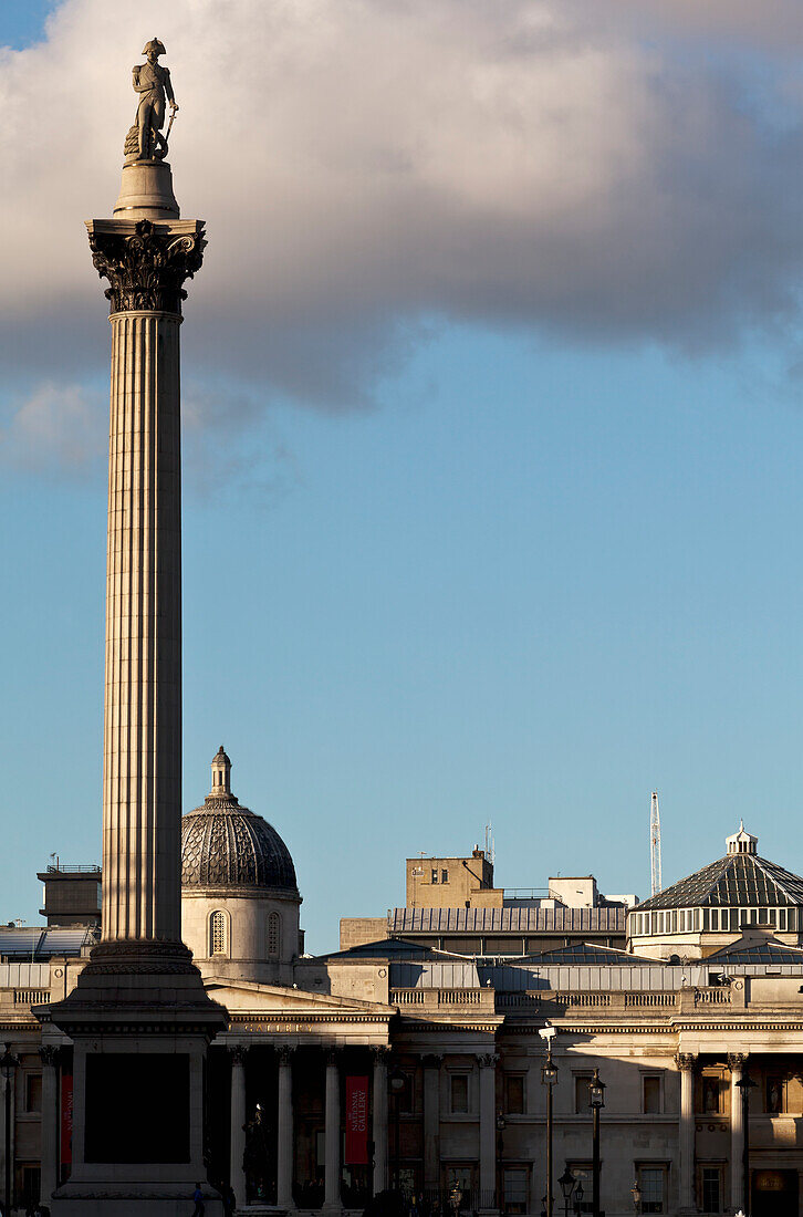 Blick von Whitehall auf die Nelsons-Säule und die Nationalgalerie am Trafalgar Square; London England