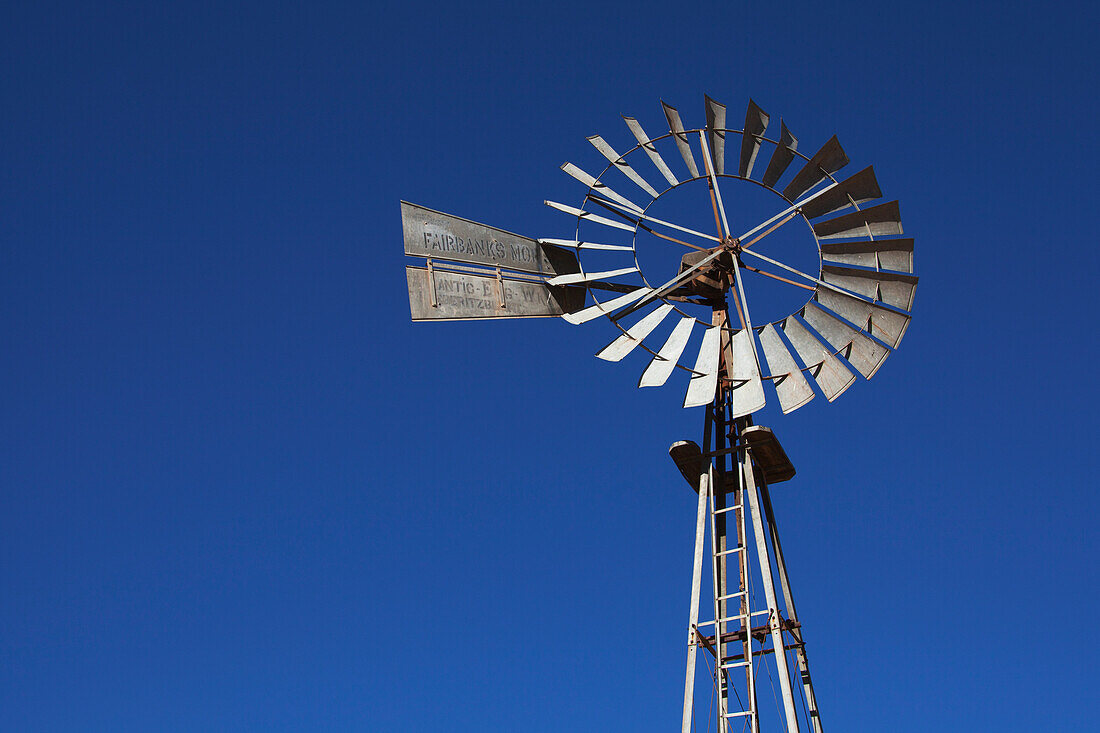 Windmühle gegen einen blauen Himmel; Klein-Aus Vista, Namibia
