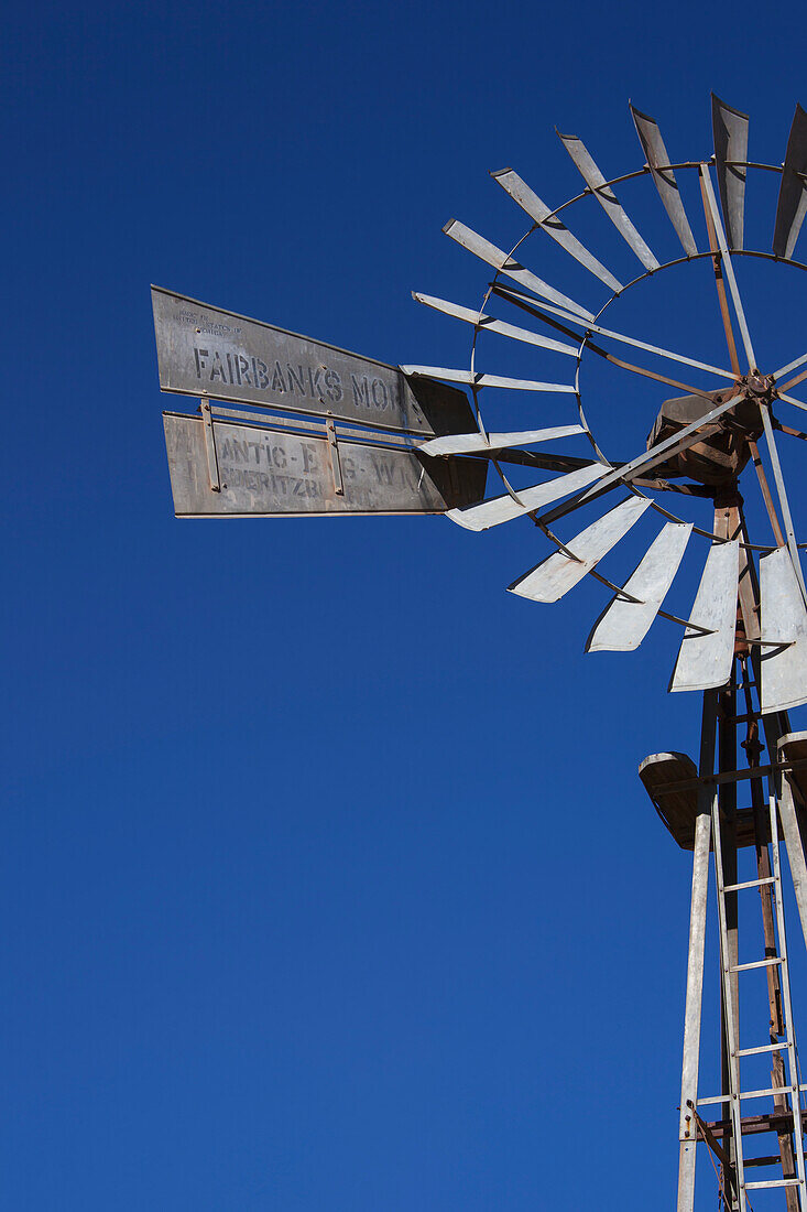 Nahaufnahme eines Windrads vor blauem Himmel; Klein-Aus Vista, Namibia