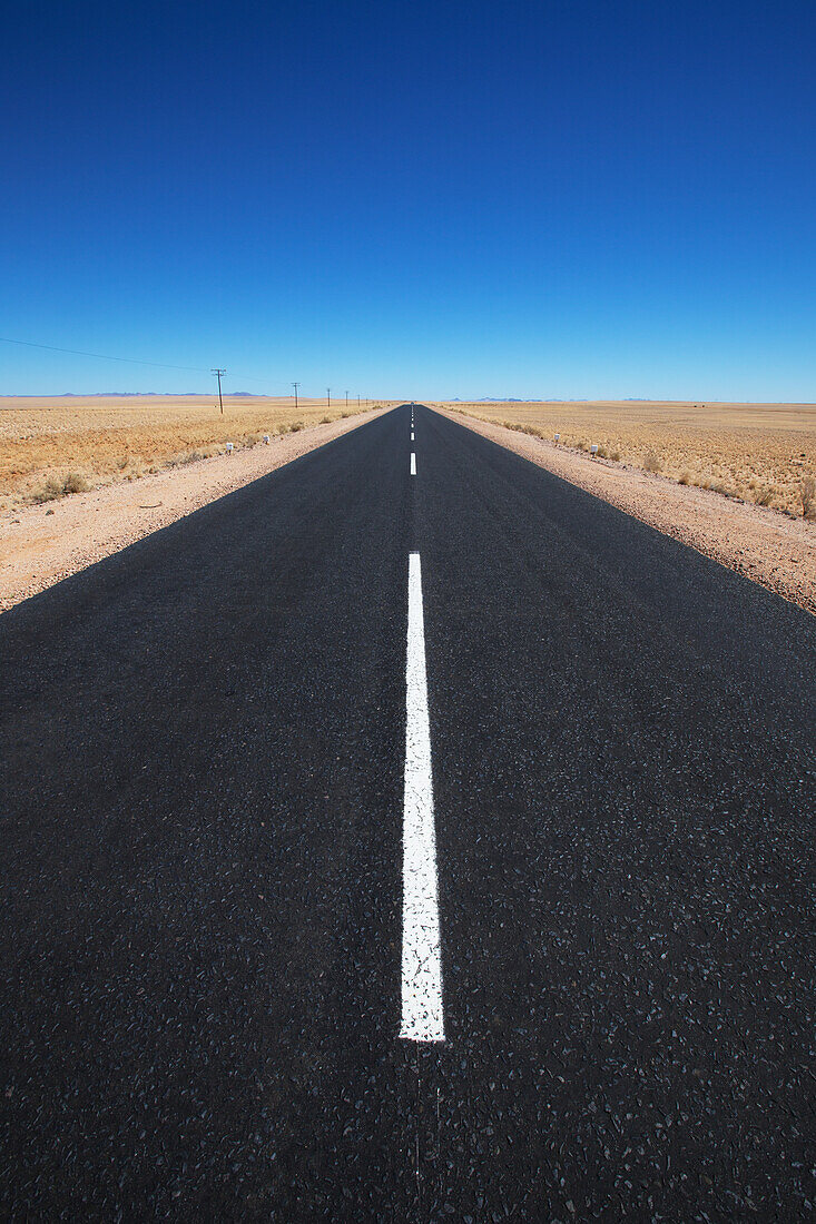 Weiße Linie auf einer asphaltierten Straße in der Wüste; Garub namibia