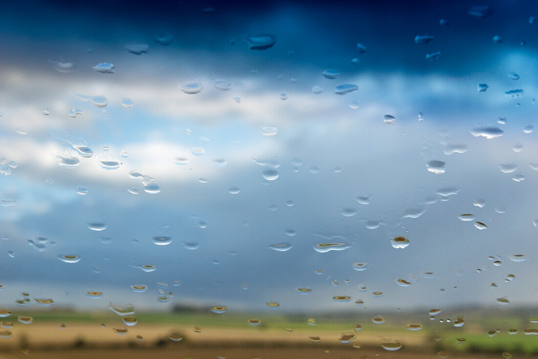 Wassertröpfchen auf einer Windschutzscheibe; Hertfordshire, England