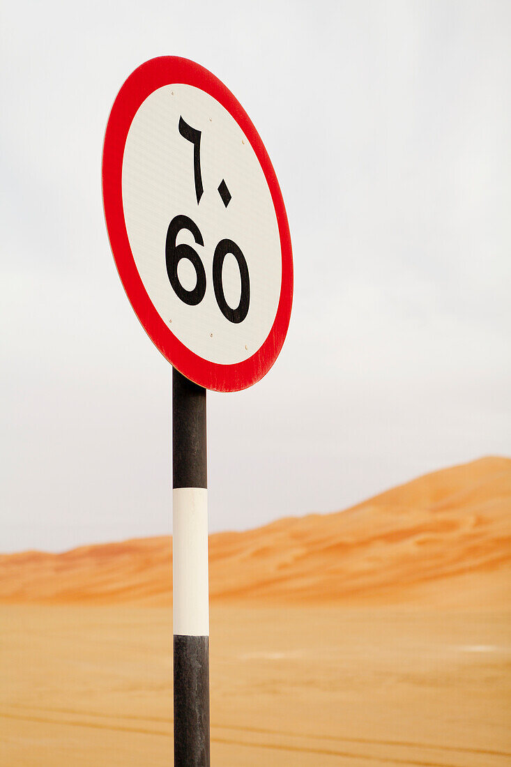 Straßenschild; Liwa-Oase, Abu Dhabi, Vereinigte Arabische Emirate