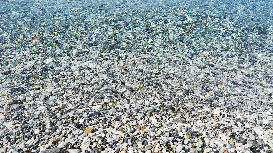 Felsen durch klares Wasser in der Bucht von Kastani; Insel Skopelos, Griechenland