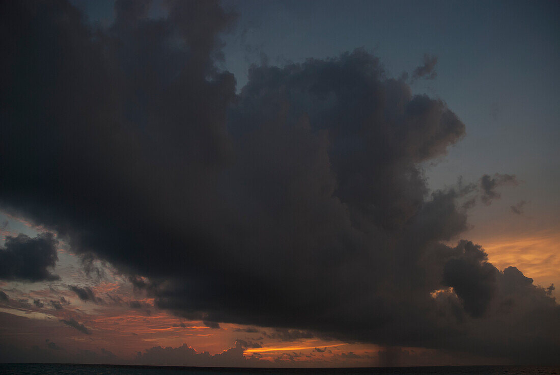 Regenwolke während eines stürmischen Sonnenuntergangs; Ranveli-Insel, Süd-Ari-Atoll, Malediven