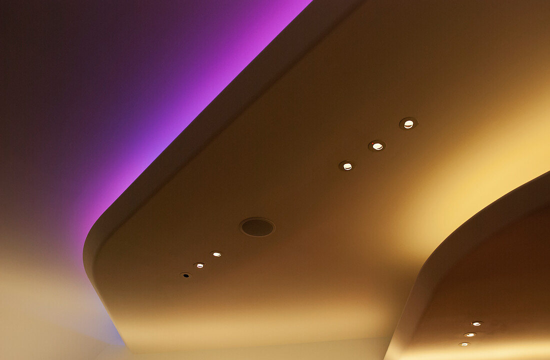 Violettes Deckenlicht auf einer sanft geschwungenen Form in der Virgin Atlantic Lounge, Flughafen Heathrow; London, England