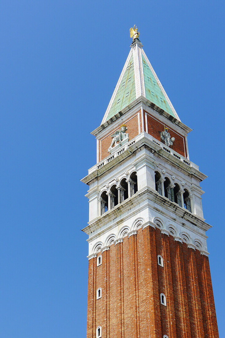 Glockenturm der Markuskirche auf dem Markusplatz; Venedig, Italien