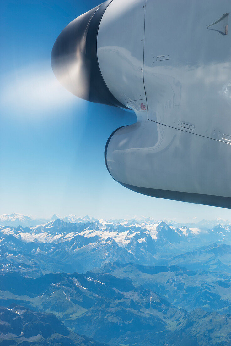 Flugzeugpropeller, der über die Schweizer Alpen fliegt; Schweiz